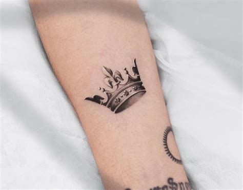 queen tattoos for females|outsons queen crown tattoos.